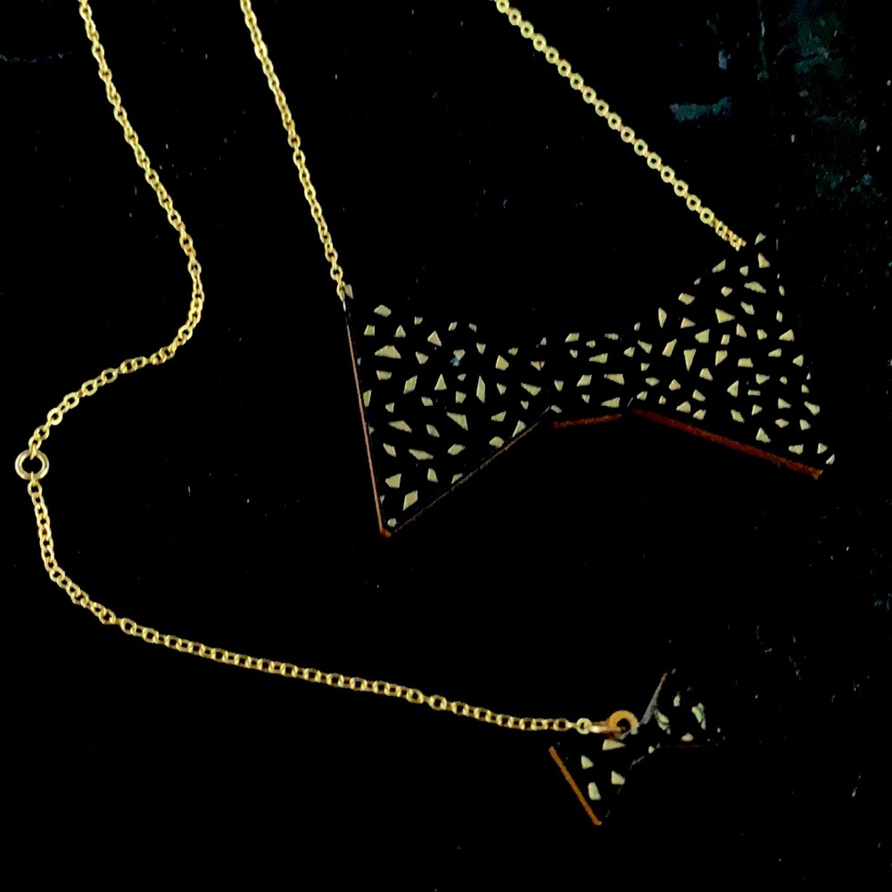 WOOD/carved lucite bow necklace